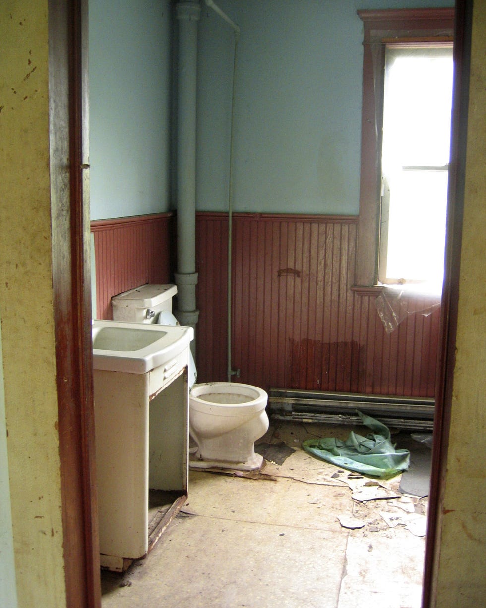Property, Room, Toilet, Toilet seat, Floor, Wall, Plumbing fixture, Fixture, Plumbing, Daylighting, property, room, toilet, toilet seat, floor, wall, plumbing fixture, fixture, plumbing, daylighting,