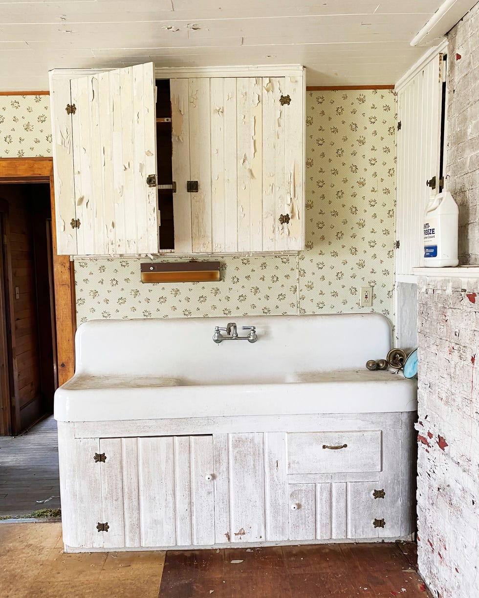 before shot of farmhouse kitchen