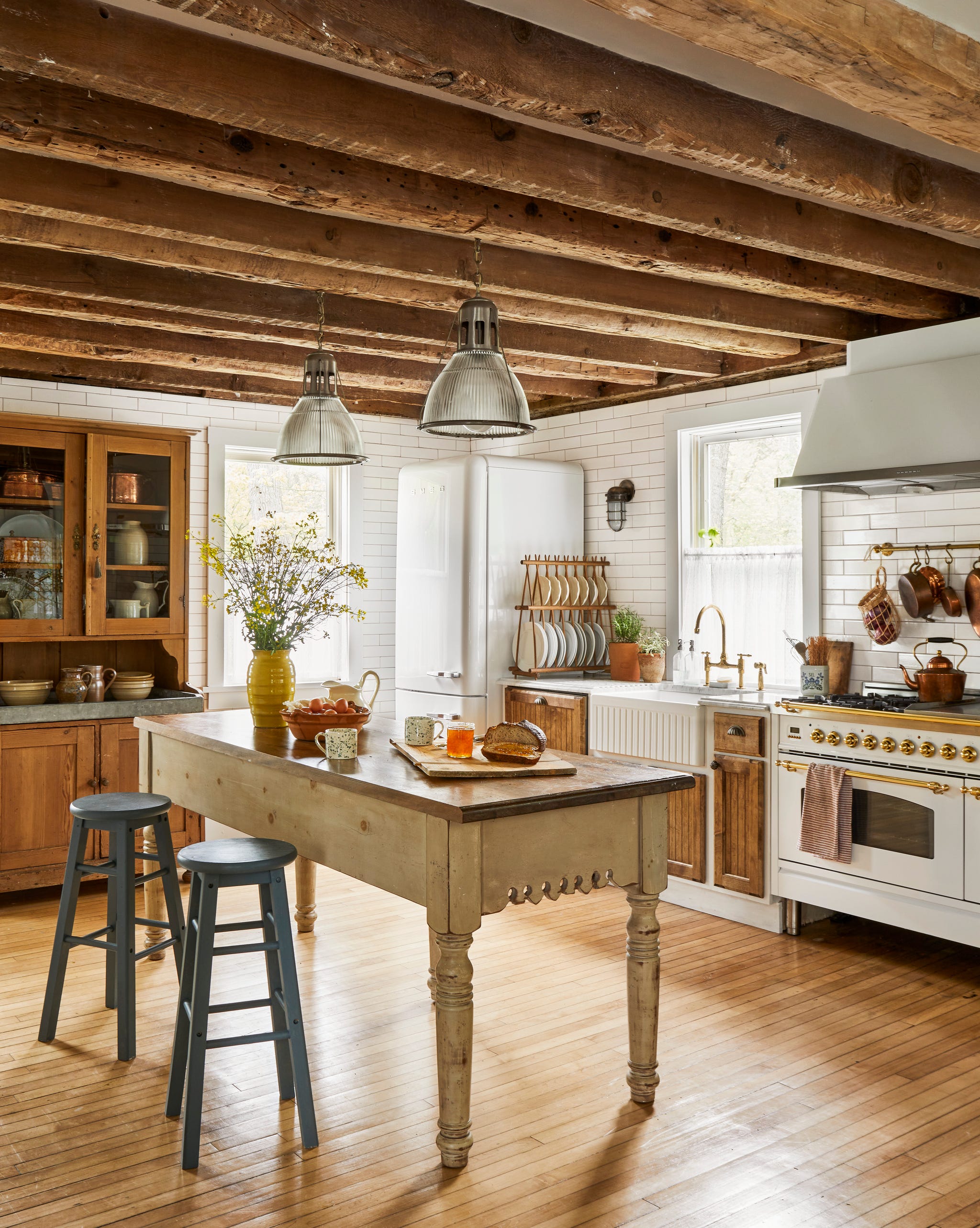 kitchen with freestanding island, wood hutch, and white range