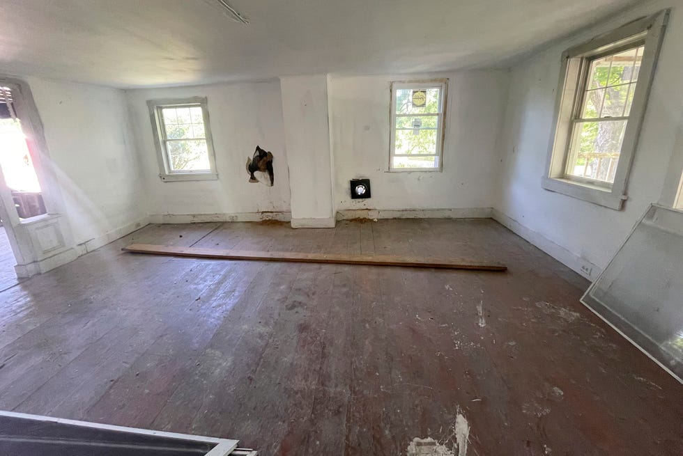 living room unfurnished before renovations