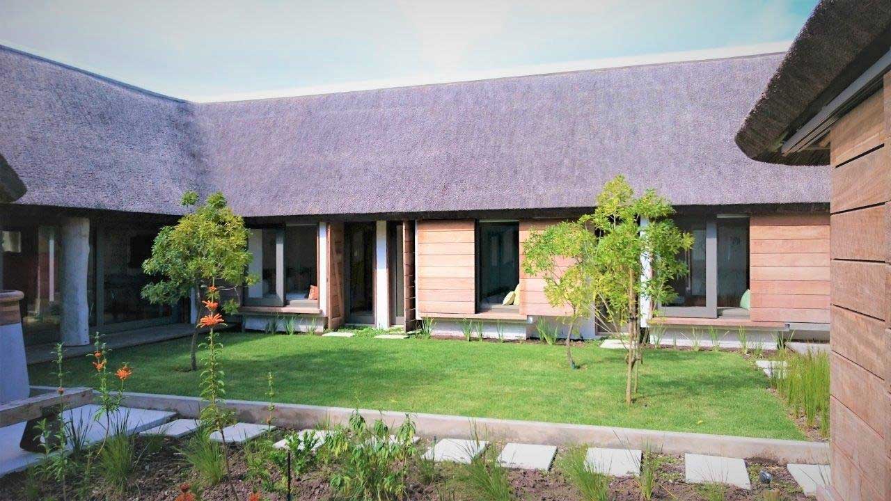 thatched roof ridge